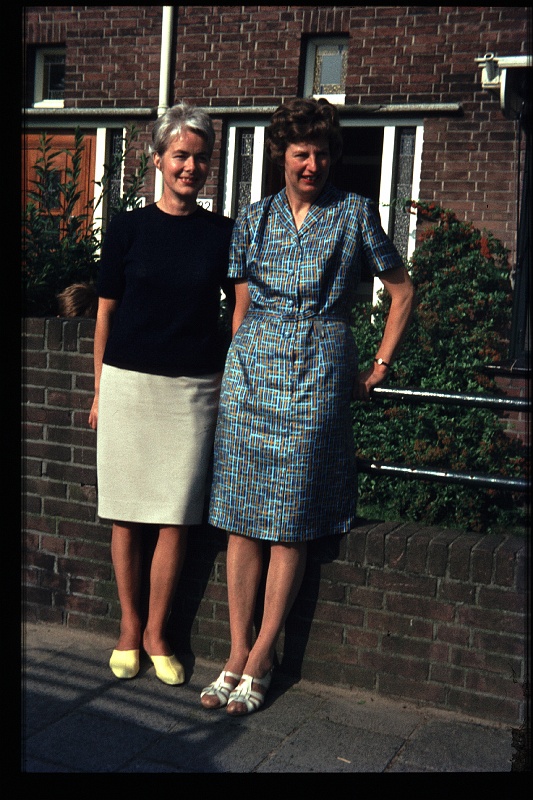 36.Delft jul 1968 Lise,Mama.JPG